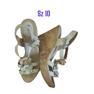 BOC Born Concept Ladies Sz 10 Leather Wedge Sandals Gold Shimmer w/Flowers GUC
